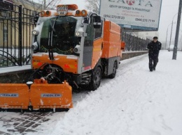 В Киеве дороги расчищают 287 снегоуборочных машин и 61 бригада ручной уборки