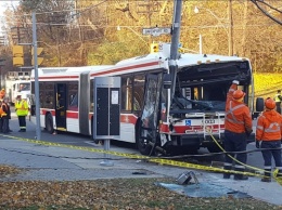 В Торонто автобус с пассажирами влетел в электрический столб, десятки пострадавших