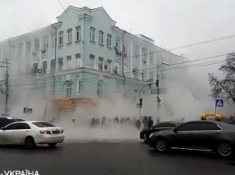 В Киеве второй раз за неделю прорвало трубу с горячей водой