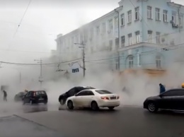 Тротуар в кипятке и пробки: в центре Киева второй раз за неделю прорвало трубу