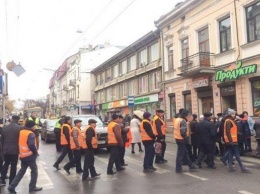 В Тернополе работники облавтодора перекрыли улицу
