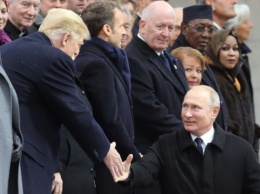 ''Карликовый Путин? Президент РФ опозорился из-за фото в Париже