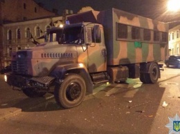 В Харькове военный грузовик столкнулся с Volkswagen: пострадал мужчины