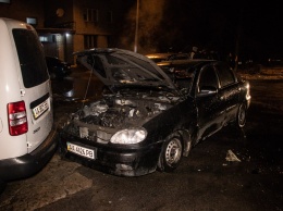 В Киеве горели четыре стоящих рядом авто. Владельцы заявили о поджоге