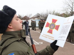 В Николаевском полку Нацгвардии на верность украинскому народу присягнули молодые бойцы