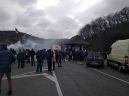 На Закарпатье местные жители заблокировали трассу Киев-Чоп и требовали главу ОГА (видео)