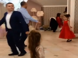 Национальный танец отца с маленькой дочкой на свадьбе в Нальчике взорвал соцсети