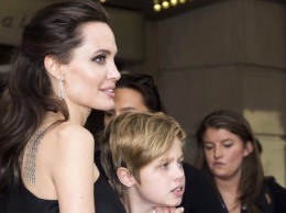 Дочь Анджелины Джоли и Брэда Питта готовится к операции по смене пола