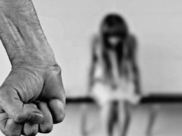 Бьет и издевается: отец-изверг избивает 10-летнюю девочку
