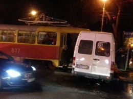 В Запорожье трамвай протаранил маршрутку, есть пострадавшие