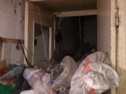 Из квартиры пенсионерки вывезли 10 самосвалов мусора (видео)