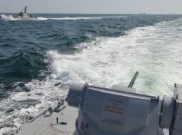В Азовском море российский пограничный корабль протаранил буксир ВМС Украины