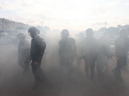Посольство России заволокло дымом, прибыли Нацгвардия и полиция: кадры протеста в Киеве