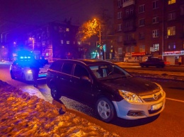 В Днепре неизвестные обстреляли Opel: водителя госпитализировали