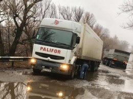 Ужасные ямы на дороге привели к аварии в Бериславском районе