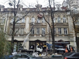 С исторических зданий в центре Одессы продолжают сбивать элементы фасадов. Эксперты говорят, их уже не восстановить