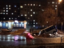 В Запорожской области микроавтобус слетел в вырытую коммунальщиками яму (Фото)