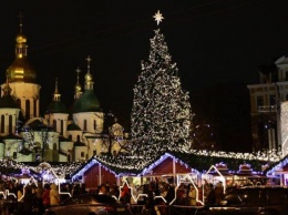 В Киеве готовятся к установке главной елки страны, подробности праздничных приготовлений