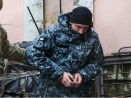 Скотские условия класса "карантин": у плененных украинских моряков отобрали самое ценное