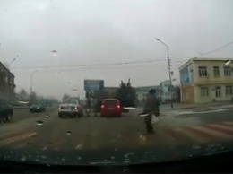 В сети опубликовано видео, как иномарка сбила пешехода на центральном проспекте