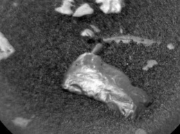 Марсоход Cutriosity обнаружил на Марсе загадочный блестящий объект