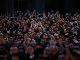 Восстание в столице: тысячи людей бунтуют против президента, начался массовый митинг