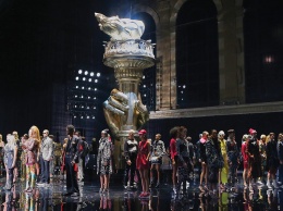 Новые горизонты: шоу Versace Pre-Fall 2019 в Нью-Йорке