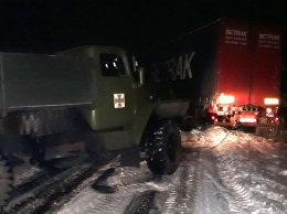 На Полтавщине грузовики застревают в снежных заносах (фото)