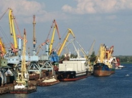 Перевалка грузов через азовские порты Украины упала в 2 раза