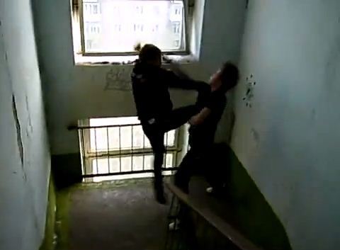 Два русских студента трахают однокурсницу дома после бассейна