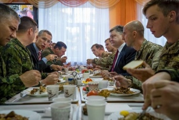 Генсек НАТО шокирован видом еды в столовой для украинских солдат