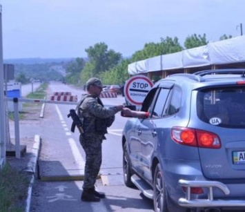 Поддельные документы на ребенка и незаконные грузы: пограничники отчитались о работе в КПВВ в зоне АТо