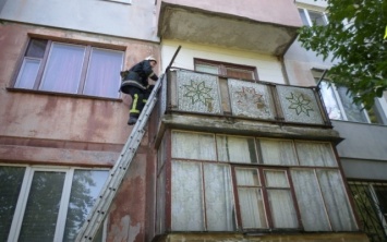 В Николаеве к 2-летнему мальчику спасатели добирались через балкон