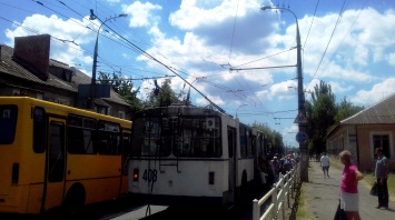 Херсонцам пришлось толкать троллейбус, попавший в затруднительную ситуацию (видео)