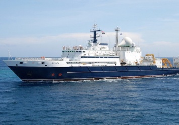 Российское исследовательское судно путешествует под контролем ВМС США