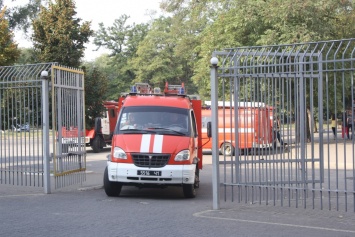 В Запорожье к "Славутич-Арене" выехали 6 пожарных машин