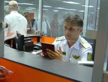 В аэропорту Одессы гражданин Узбекистана пытался дать украинским пограничникам 100 долл. взятки