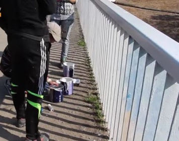 Запорожские студенты уничтожили "патриотический" окрас моста
