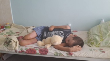 В Запорожской больнице нуждается в помощи мальчик, которому осколками оторвало ноги