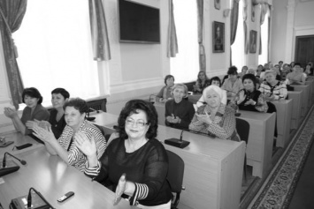 В Николаеве поздравили учителей с профессиональным праздником. Лучшим вручили награды и премии