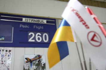 В Запорожье самолет с Турции встречали с фейерверком