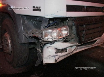 ДТП в Киеве: грузовик-тягач уничтожил прицеп и впечатал легковушку в отбойник. Пострадало двое.ФОТО
