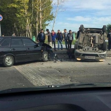 В Москве в результате ДТП перевернулся автомобиль, есть пострадавшие