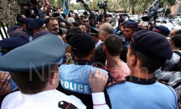 В Армении полиция задержала 21 участника акции против конституционных изменений