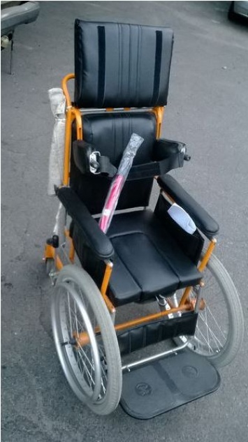 Самардак подарил инвалидную коляску мальчику, который подорвался на гранате