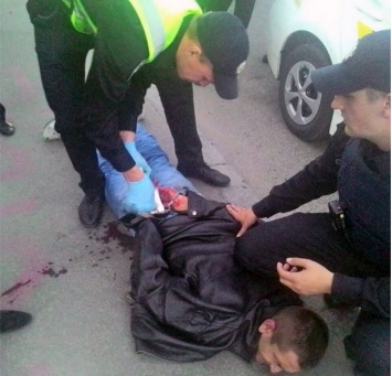 В Киеве полиция задержала мужчину, который ранил ножом двух человек