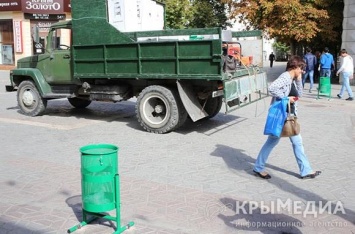ФОТОФАКТ: В центре Симферополя начали устанавливать урны за 2500 рублей