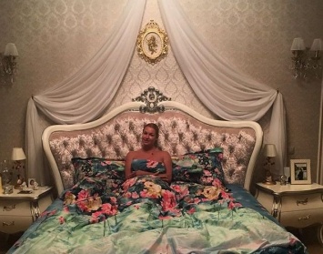 Обнаженная Анастасия Волочкова похвасталась новым постельным бельем