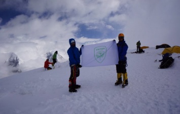 Флаг партии УКРОП развернули на горной высоте в 7010 метров (Фото)