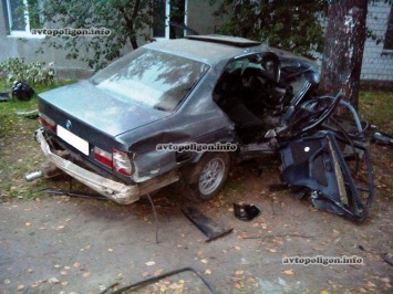 ДТП на Сумщине: BMW столкнулся с Niva Chevrolet и врезался в дерево. ФОТО